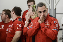 Les membres de Citroën World Rally Team réagissent à la sortie de route de Kris Meeke dans la Power Stage