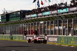 Sebastian Vettel, Ferrari SF70H, passe devant son panneau de stands