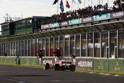 Sebastian Vettel, Ferrari SF70H, passe devant son panneau de stands