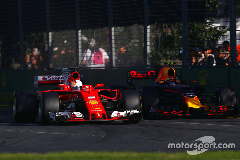 Sebastian Vettel, Ferrari SF70H, lucha con Max Verstappen, Red Bull Racing RB13