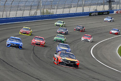 Martin Truex Jr., Furniture Row Racing Toyota and Chase Elliott, Hendrick Motorsports Chevrolet