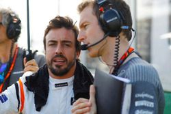 Fernando Alonso, McLaren, et son ingénieur de course Mark Temple, McLaren, sur la grille