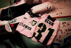 Майки итальнского футбольного клуба U.S. Città di Palermo для гонщиков Sahara Force India F1 Серхио