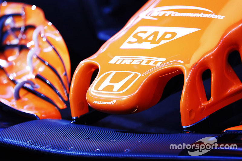 Nariz y el detalle de la insignia de Honda en el McLaren MCL32