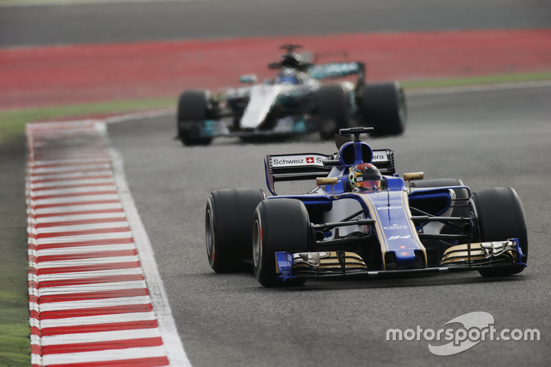 Pascal Wehrlein, Sauber C36, por delante de Valtteri Bottas, Mercedes AMG F1 W08