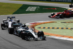 Valtteri Bottas, Mercedes AMG F1 W08, Lance Stroll, Williams FW40