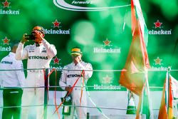 Podium: Sieger Lewis Hamilton, Mercedes AMG F1, fotografiert die Fans