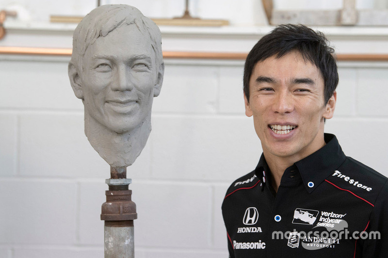 Pemenang Indy500 2017, Takuma Sato, dengan relief wajahnya