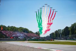 L'Armée de l'air italienne survole la grille