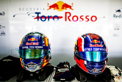 Helme von Carlos Sainz Jr., Scuderia Toro Rosso, und Daniil Kvyat, Scuderia Toro Rosso