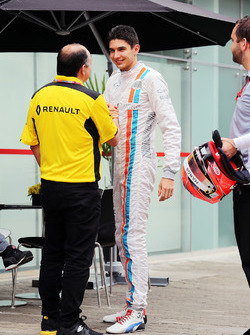 (L to R): Frederic Vasseur, Renault Sport F1 Team Racing Director with Esteban Ocon, Manor Racing