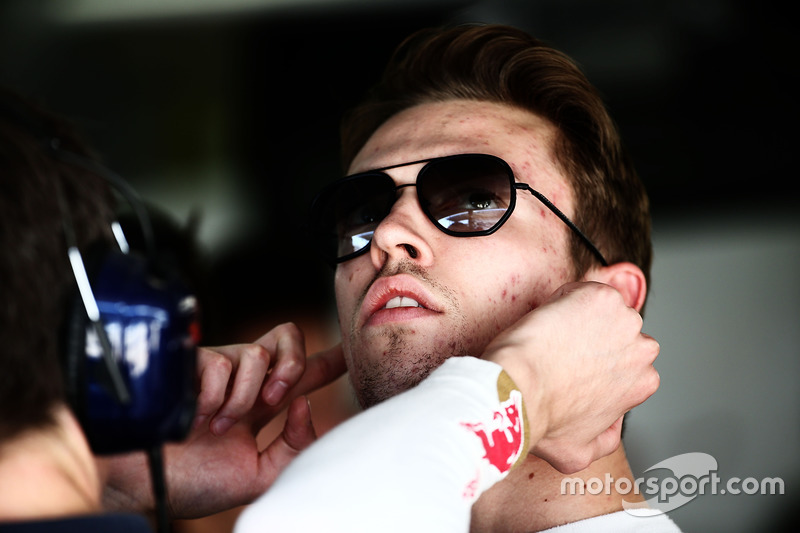 2016 год. В боксах Toro Rosso на пятничных тренировках