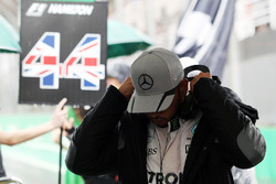 Lewis Hamilton, Mercedes AMG F1, sur la grille de départ