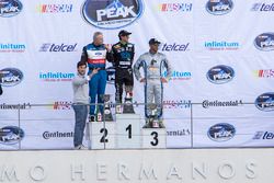 Podio: segundo lugar Rafael Martínez, Escudería Tame, primer lugar Homero Richards, HYH Speed y Tercer lugar Jorge Goeters JV Motorsports con Daniel Suárez Grand Marshall