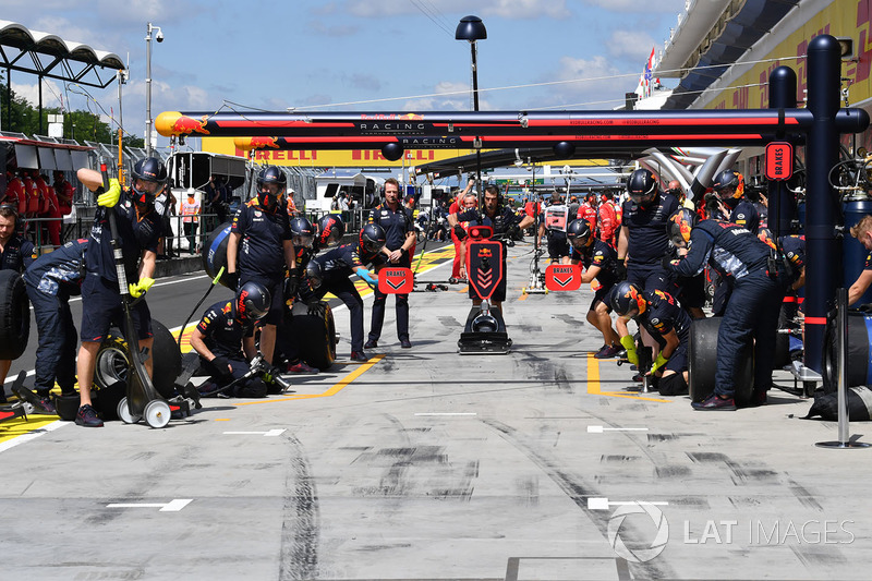 Red Bull Racing RB13 mekanikeri