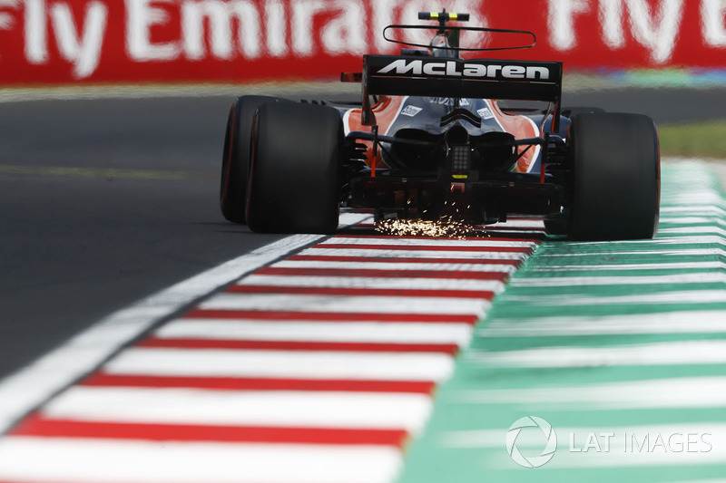 Stoffel Vandoorne, McLaren MCL32, saca chispas