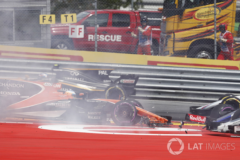 No meio do incidente, causado por Daniil Kvyat, sobrou também para Fernando Alonso, que também deixou a disputa.