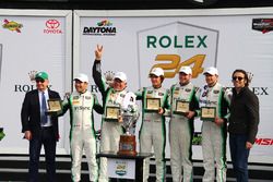 Podium GTD : les vainqueurs Daniel Morad, Jesse Lazare, Carlos de Quesada, Michael de Quesada, Michael Christensen, Alegra Motorsports