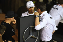 Valtteri Bottas, Mercedes AMG F1, Lewis Hamilton, Mercedes AMG F1 e Toto Wolff, Direttore del Motors