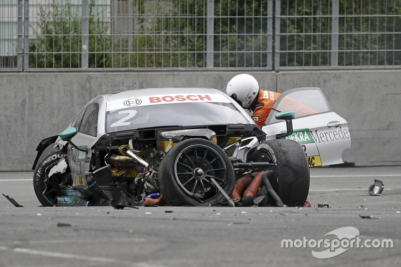 El auto de Gary Paffett, Mercedes-AMG Team HWA, Mercedes-AMG C63 DTM después del choque