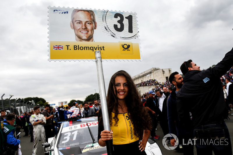 La grid girl di Tom Blomqvist, BMW Team RBM, BMW M4 DTM