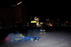 Sam Bird, DS Virgin Racing, si esibisce in un donut