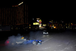 Sam Bird, DS Virgin Racing, si esibisce in un donut