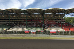 I tifosi in attesa che scenda in pista Robert Kubica, Renault F1 Team