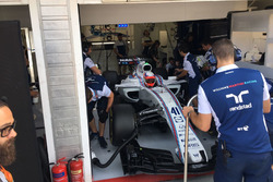 Luca Ghiotto, Williams FW40, mentre viene riportato dai meccanici Williams ai box