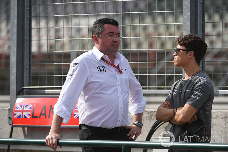 Eric Boullier, McLaren-Rennleiter und Nyck De Vries, McLaren