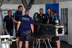 Il team Renault e.Dams prepara una scocca di ricambio dopo l'incidente di Sébastien Buemi, Renault e