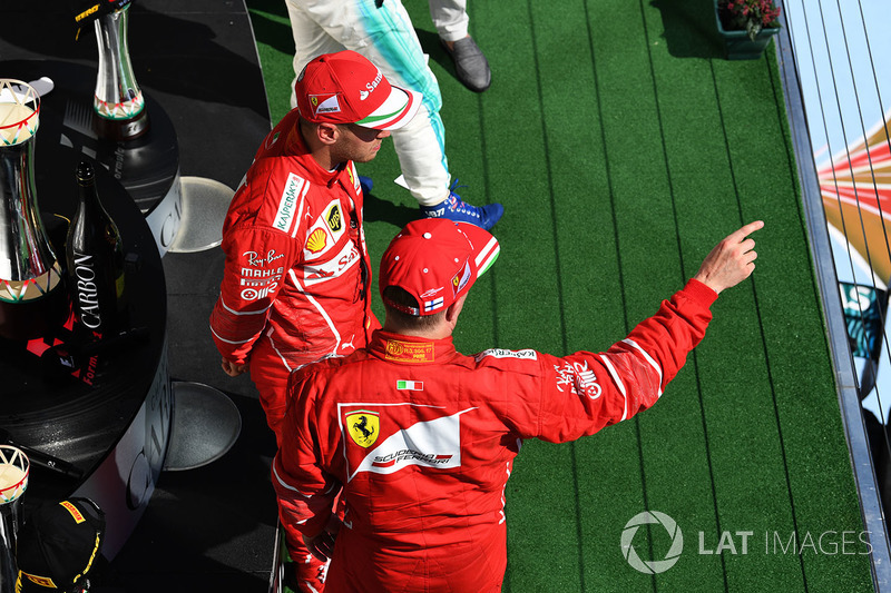 Podio: ganador de la carrera Sebastian Vettel, Ferrari, segundo lugar Kimi Raikkonen, Ferrari