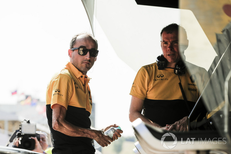 Robert Kubica por primera vez desde 2010 en el paddock de F1 en las pruebas en Hungría