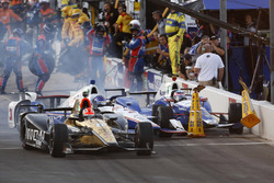 James Hinchcliffe, Schmidt Peterson Motorsports Honda, Helio Castroneves, Team Penske Chevrolet and Takuma Sato, Andretti Autosport Honda crash in pit lane