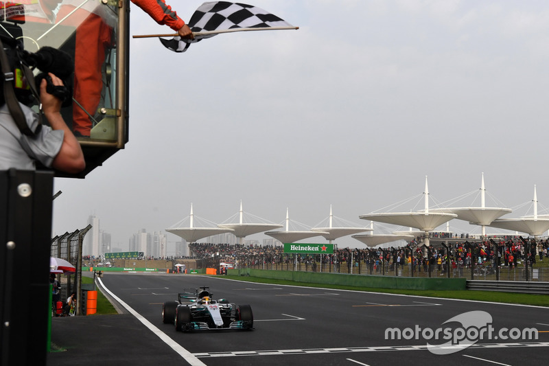 Pole sitter Lewis Hamilton, Mercedes-Benz F1 W08 Hybrid