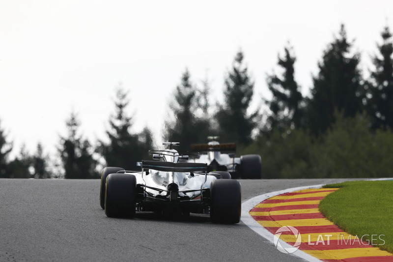 Lewis Hamilton, Mercedes AMG F1 W08, segue Jolyon Palmer, Renault Sport F1 Team RS17