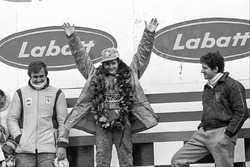 Podium: racewinnaar Gilles Villeneuve, Ferrari, derde plaats Carlos Reutemann, Ferrari