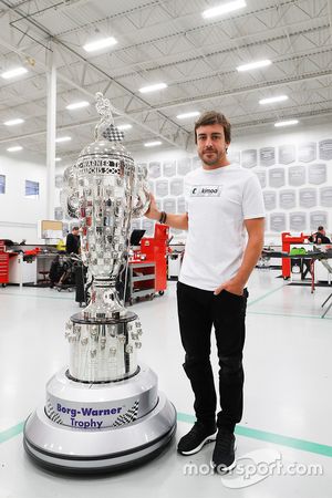 Fernando Alonso with the Borg-Warner trophy