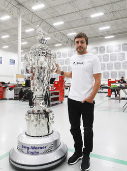 Fernando Alonso with the Borg-Warner trophy