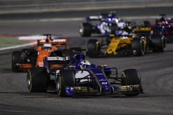 Marcus Ericsson, Sauber C36, Fernando Alonso, McLaren MCL32, Jolyon Palmer, Renault Sport F1 Team RS17