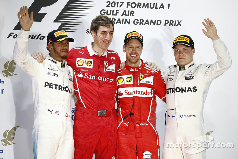 Podio: ganador Sebastian Vettel, Ferrari, Mercedes AMG F1 Lewis Hamilton el segundo lugar y tercer l