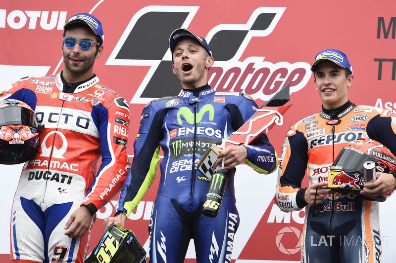 Podium : le deuxième, Danilo Petrucci, Pramac Racing, le vainqueur Valentino Rossi, Yamaha Factory Racing, le troisième, Marc Marquez, Repsol Honda Team