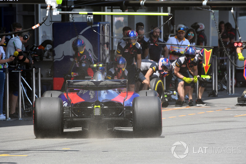 Carlos Sainz Jr., Scuderia Toro Rosso STR12 pit stop