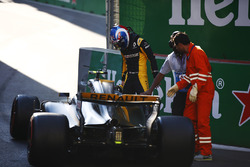 Jolyon Palmer, Renault Sport F1 Team, exits his crashed car