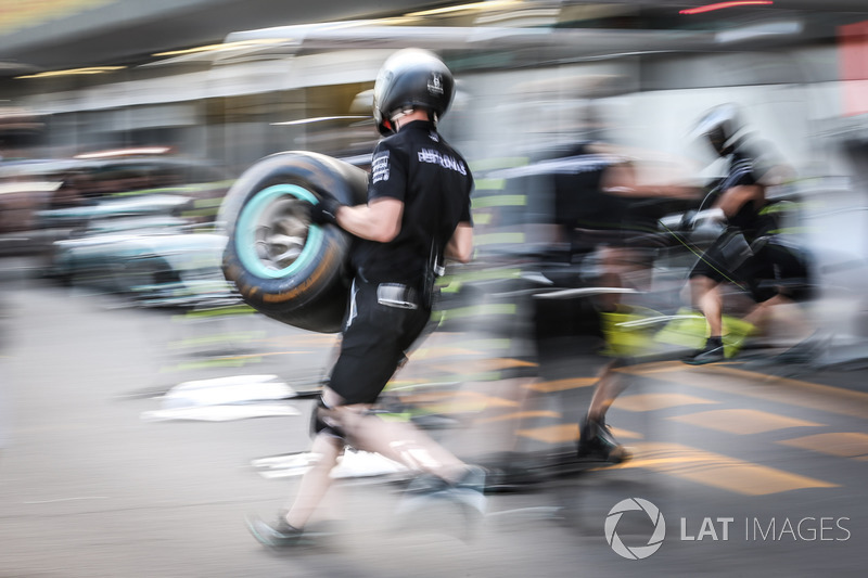 Meccanici Mercedes AMG F1, prova di pit stop