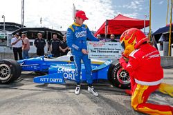 Scott Dixon, Chip Ganassi Racing Honda, acepta el premio Firestone Pit Stop Performance Award de la 