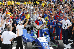Takuma Sato, Andretti Autosport Honda celebrates with milk in victory lane
