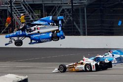 Accident de Scott Dixon, Chip Ganassi Racing Honda, et Jay Howard, Schmidt Peterson Motorsports alors que passe Helio Castroneves, Team Penske Chevrolet