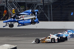 Accident de Scott Dixon, Chip Ganassi Racing Honda, et Jay Howard, Schmidt Peterson Motorsports alors que passe Helio Castroneves, Team Penske Chevrolet