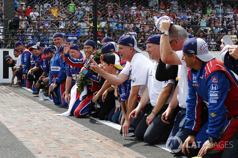 Takuma Sato, Andretti Autosport Honda besa la yarda de ladrillos con su equipo